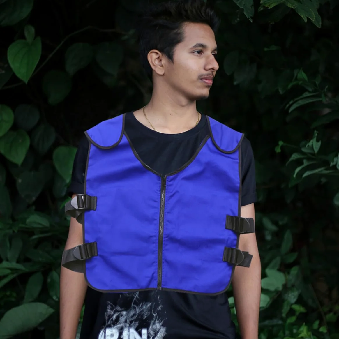 Gilet Rafraîchissant Léger Bleu pour Hommes avec Design Élastique et Refroidissement Physique, pour L'extérieur avec Sandales Femme