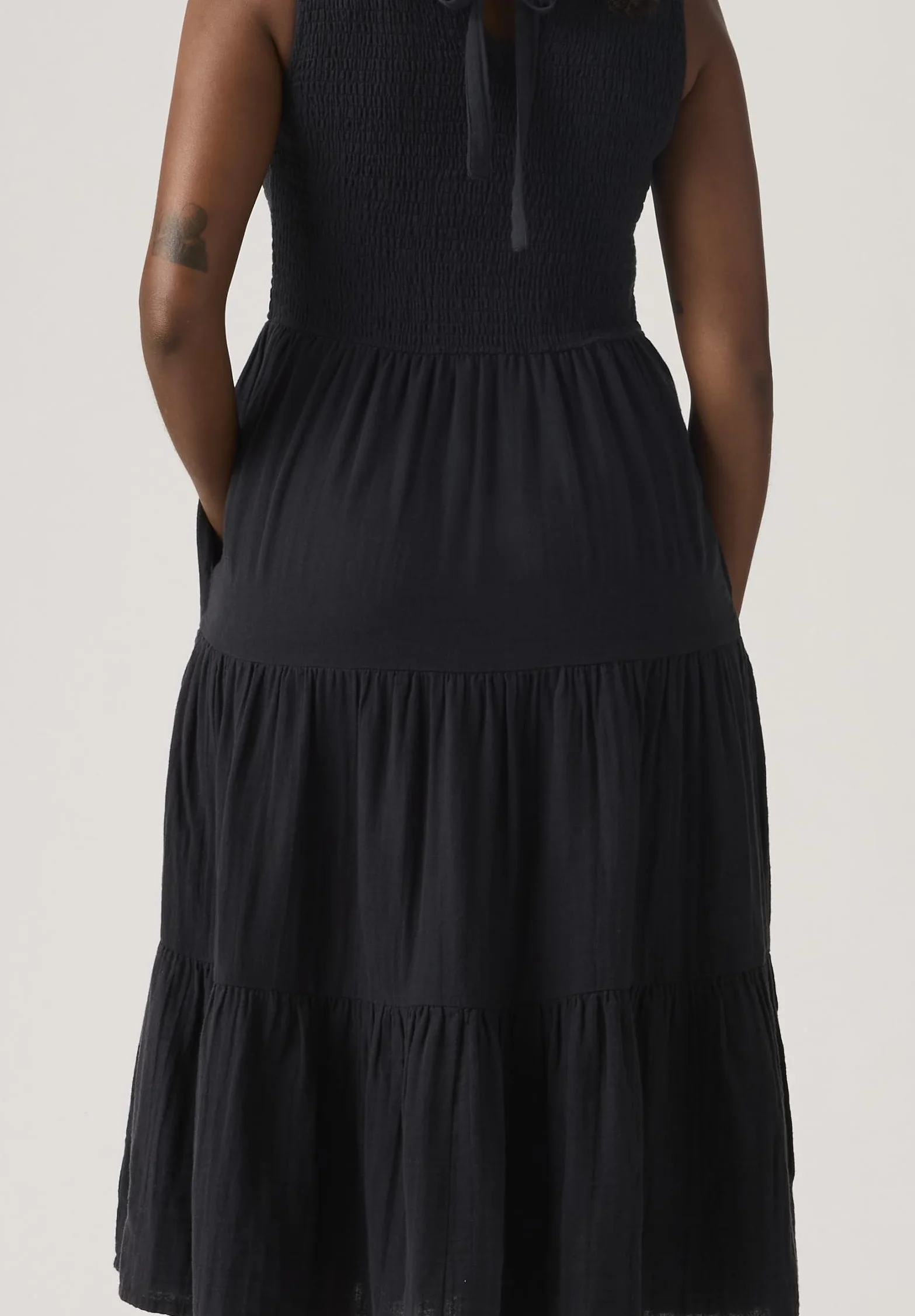 Levi's High Neck Smocked Dress (Pearl) Robe décontractée Femme (Lot de 1)