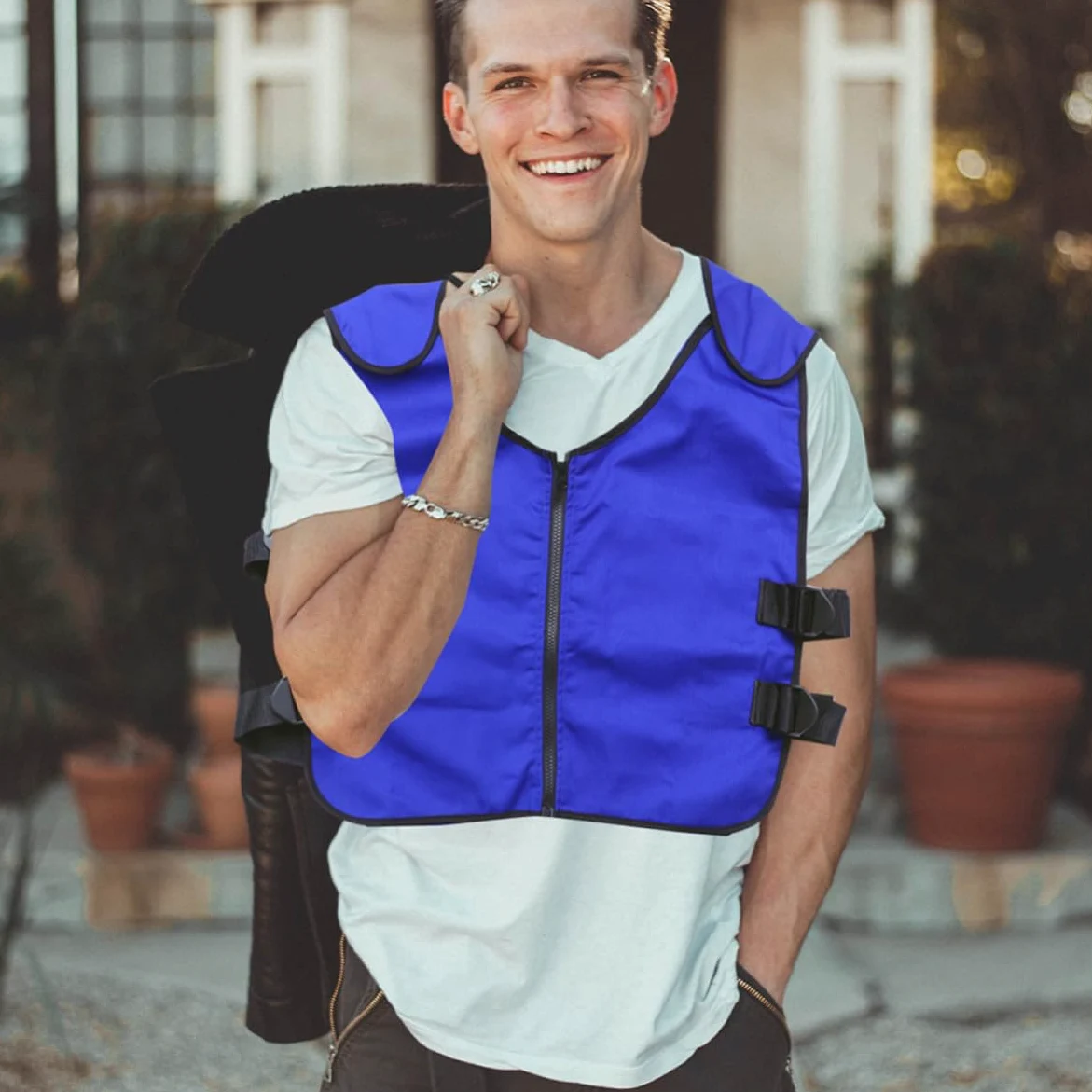 Gilet Rafraîchissant Léger Bleu pour Hommes avec Design Élastique et Refroidissement Physique, pour L'extérieur avec Sandales Femme