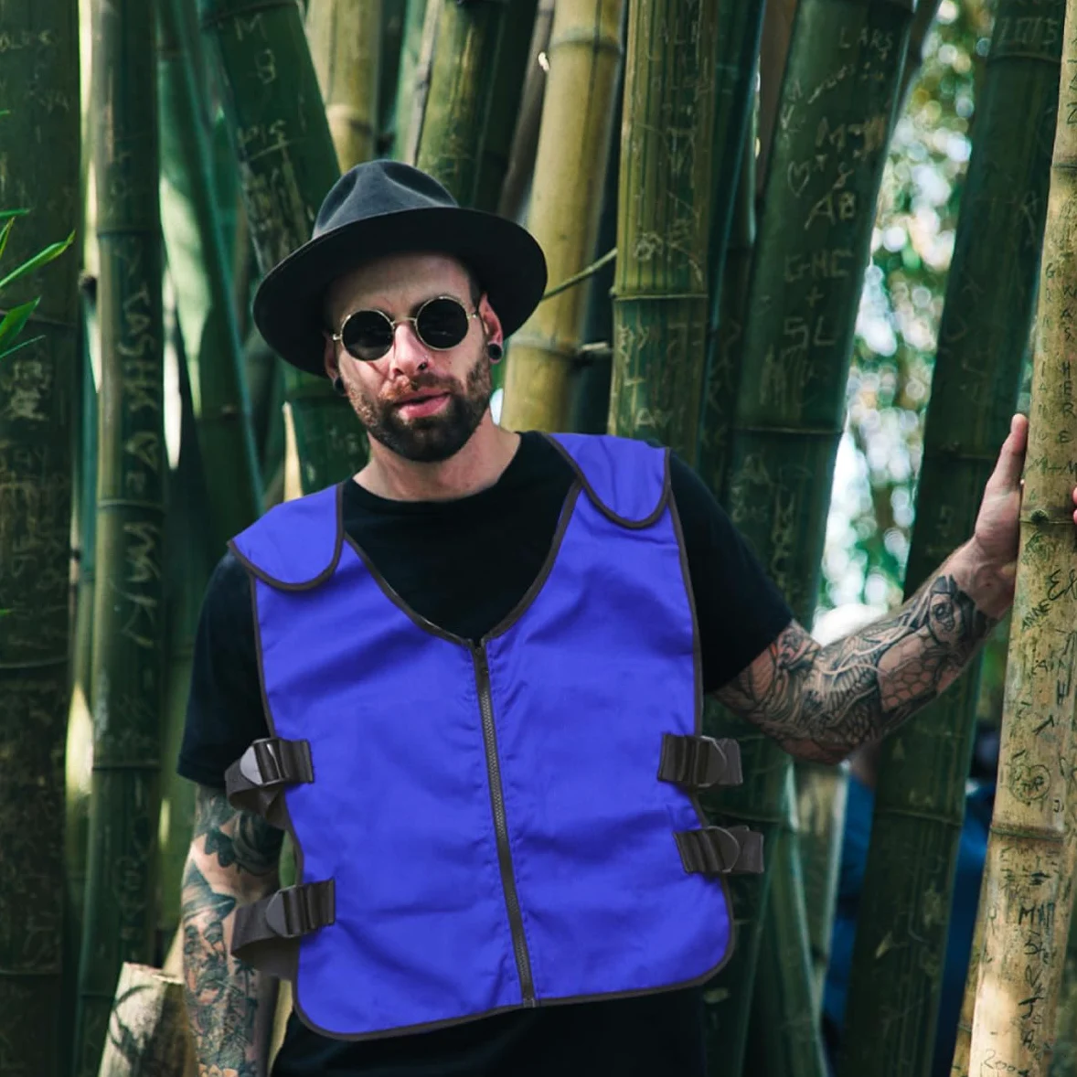 Gilet Rafraîchissant Léger Bleu pour Hommes avec Design Élastique et Refroidissement Physique, pour L'extérieur avec Sandales Femme